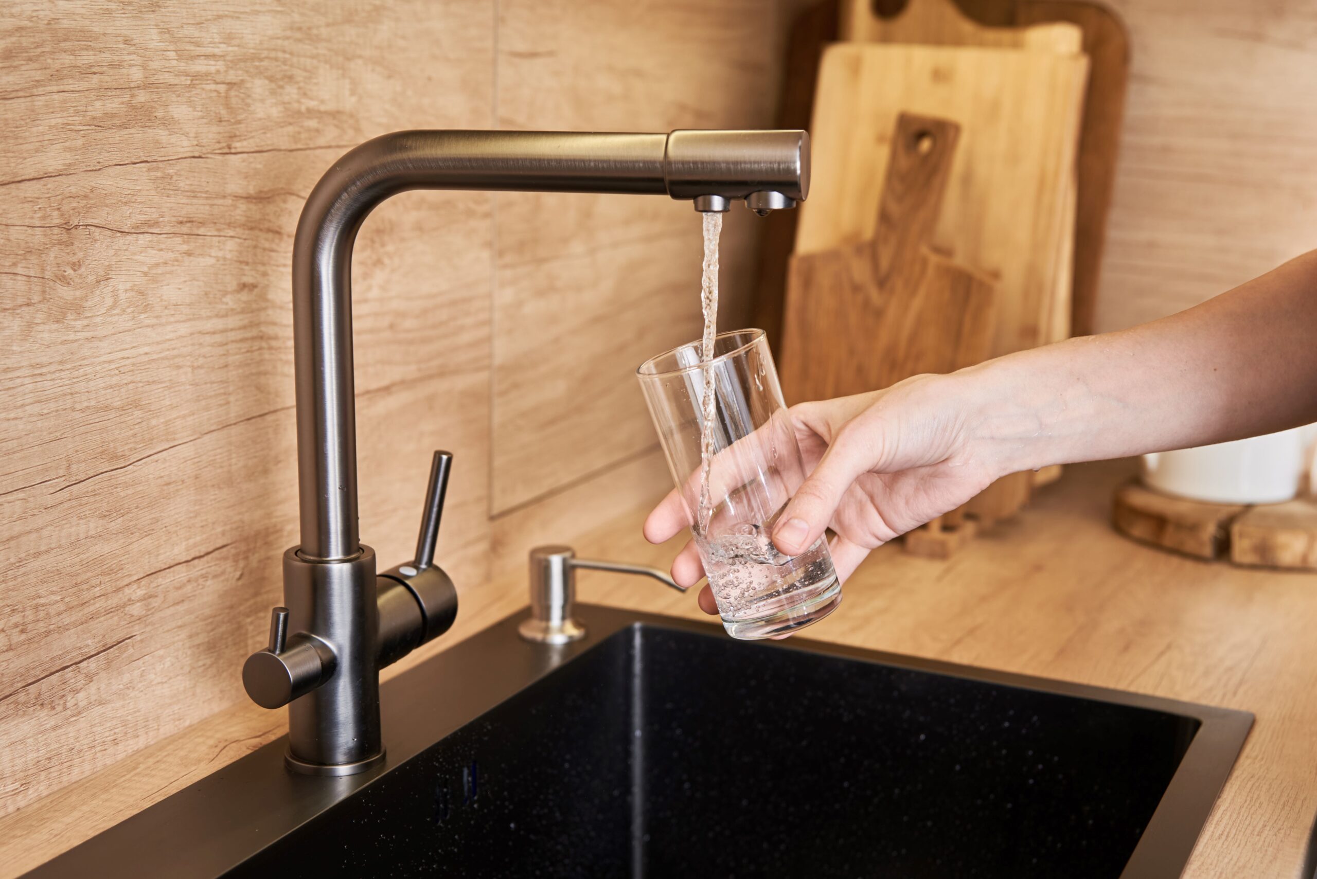 Schadstoffe aus dem Trinkwasser filtern
